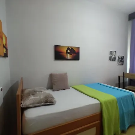 Feeling At In Center 5 Minutes Walk To The Atakoey Metro Station & Metrobus Homestay